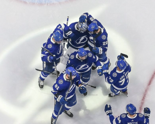 Boj o čelo kanadského bodování NHL vrcholí. Kučerov předvedl pětibodový večer, nadále ale ztrácí