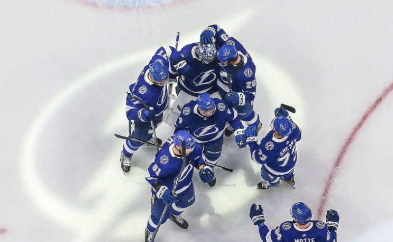 Boj o čelo kanadského bodování NHL vrcholí. Kučerov předvedl pětibodový večer, nadále ale ztrácí