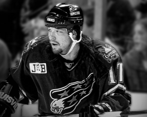 Ve dvaapadesáti letech zemřel známý bitkař z NHL Chris Simon