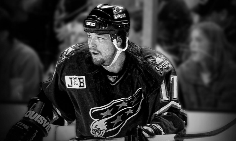 Ve dvaapadesáti letech zemřel známý bitkař z NHL Chris Simon