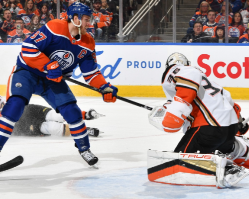 Dostihy za Art-Ross Trophy pokračují. V čele byl na chvíli McDavid, jak zareaguje Kučerov?