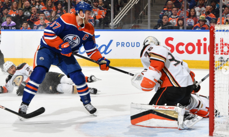Dostihy za Art-Ross Trophy pokračují. V čele byl na chvíli McDavid, jak zareaguje Kučerov?