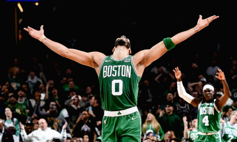 Tatum úchvatnou trojkou rozhodl bitvu s Torontem, Dallas doma ukončil sérii porážek