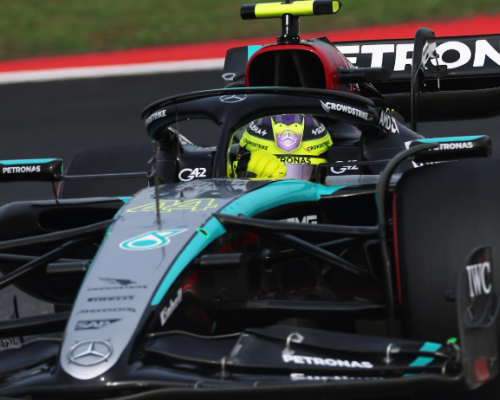 Hamilton ukončil dlouhé čekání na výhru. Ovládl domácí Velkou cenu