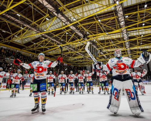 Jedenáctigólovou přestřelku Pardubice zvládly a po dvanácti letech jsou ve finále Tipsport extraligy