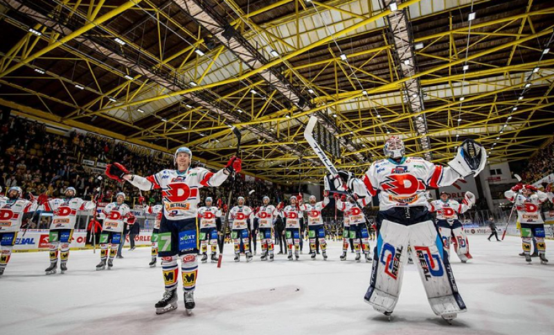 Jedenáctigólovou přestřelku Pardubice zvládly a po dvanácti letech jsou ve finále Tipsport extraligy