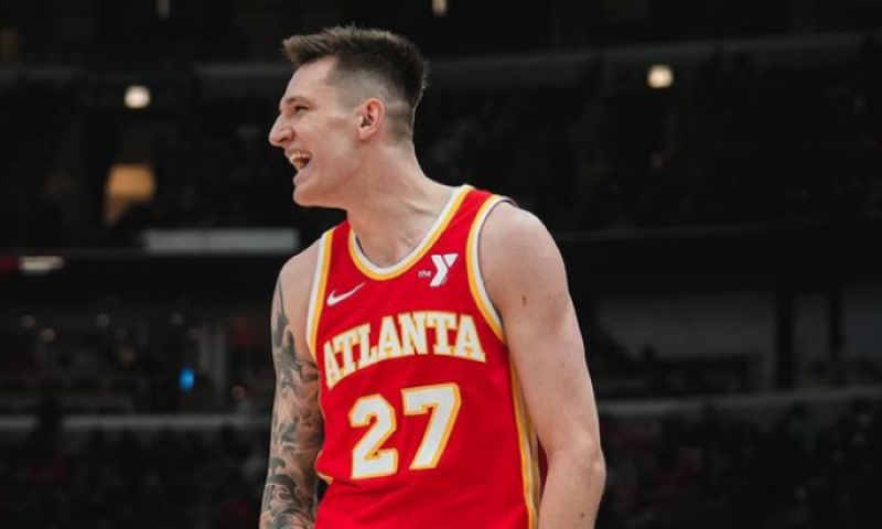 Krejčí si zahrál proti Dončičovi. Zaznamenal čtyřbodovou akci, jeho Atlanta ale prohrála