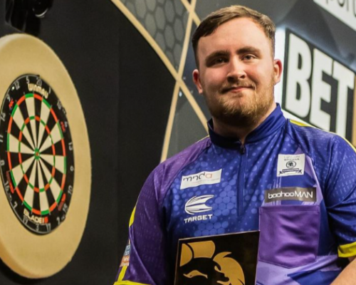 Littler je po dalším triumfu v čele Premier League Darts, Van Gerwen naopak na hraně postupu