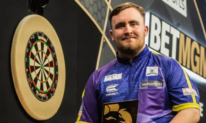 Littler je po dalším triumfu v čele Premier League Darts, Van Gerwen naopak na hraně postupu