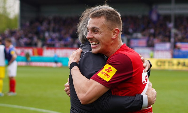 Kaloč má důvod k úsměvu. Nepodepsal se pod pád níž, nemusí zpět do Ostravy a navíc se potká se Schickem, Hložkem i Kovářem