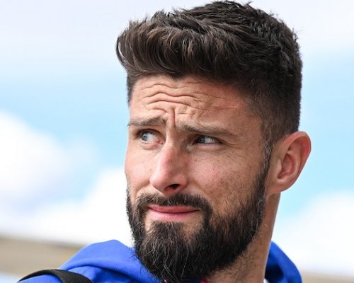Giroud se po třech letech loučí se San Sirem jako nejlepší střelec Milána a má namířeno za krajanem Llorisem