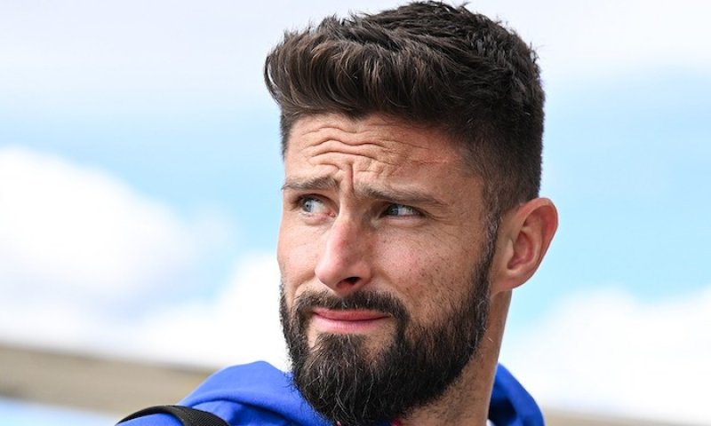 Giroud se po třech letech loučí se San Sirem jako nejlepší střelec Milána a má namířeno za krajanem Llorisem