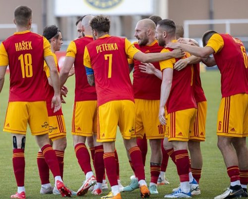 Dukla stvrdila postup do nejvyšší soutěže demolicí rezervy Sparty. Zlín padá do druhé ligy, Příbram do třetí