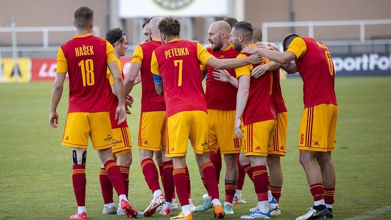 Dukla stvrdila postup do nejvyšší soutěže demolicí rezervy Sparty. Zlín padá do druhé ligy, Příbram do třetí