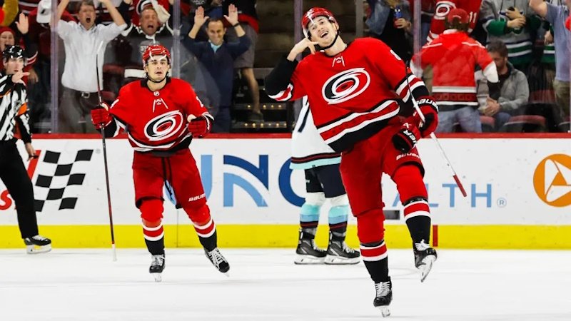 Trenér Brind’Amour: Sebastian Aho bude nejlepším hráčem v historii Hurricanes