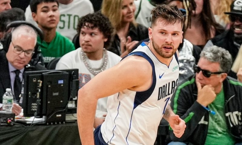 Dončič? Možná nejlepší basketbalista světa, chválí trenér Mavericks. Dallas však zatím tahá ve finále NBA za kratší konec