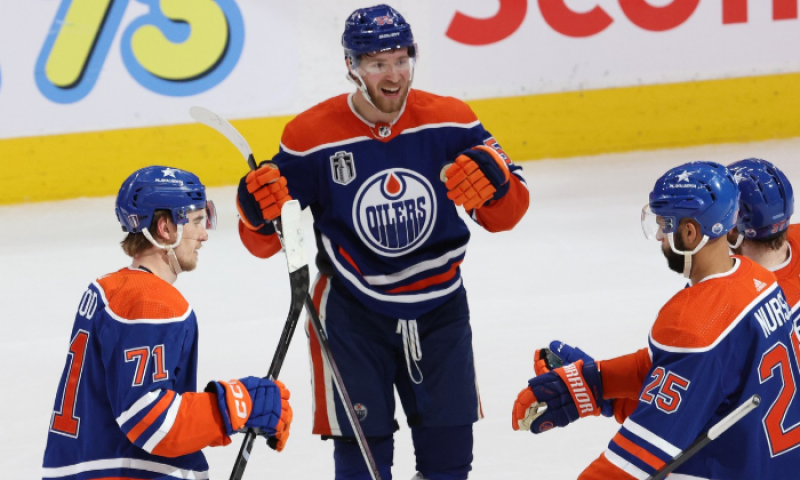Edmonton poslal Bobrovského na střídačku, McDavid překonal Gretzkyho a Olejáři vrací sérii na Floridu