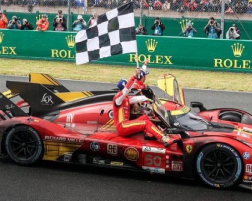 24 hodin v Le Mans ovládlo podruhé v řadě Ferrari, Toyotě scházelo necelých patnáct vteřin