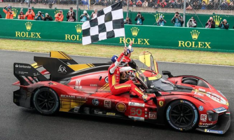 24 hodin v Le Mans ovládlo podruhé v řadě Ferrari, Toyotě scházelo necelých patnáct vteřin