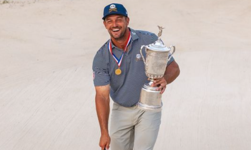 DeChambeau je po čtyřech letech opět vítězem U.S. Open. V závěru mu vítězství daroval McIlroy