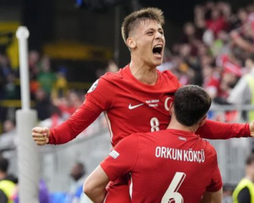 Loni zářil, letos zahřívá lavičku. Turecký talent by v lednu mohl z Madridu prchnout