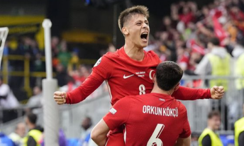 Loni zářil, letos zahřívá lavičku. Turecký talent by v lednu mohl z Madridu prchnout