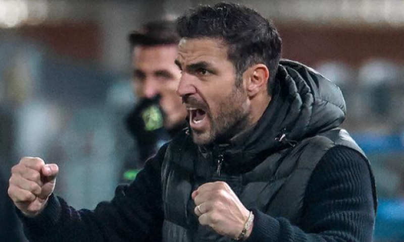 Fábregas by měl k nováčkovi Serie A přivést věhlasného italského kanonýra