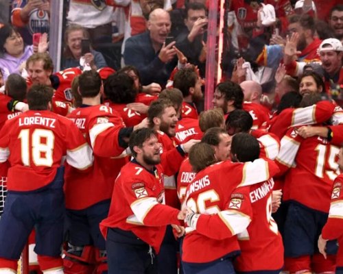 Hokejové šachy o Stanley Cup. Favoritem je opět Florida, kterou chce zastavit McDavid i Nečas