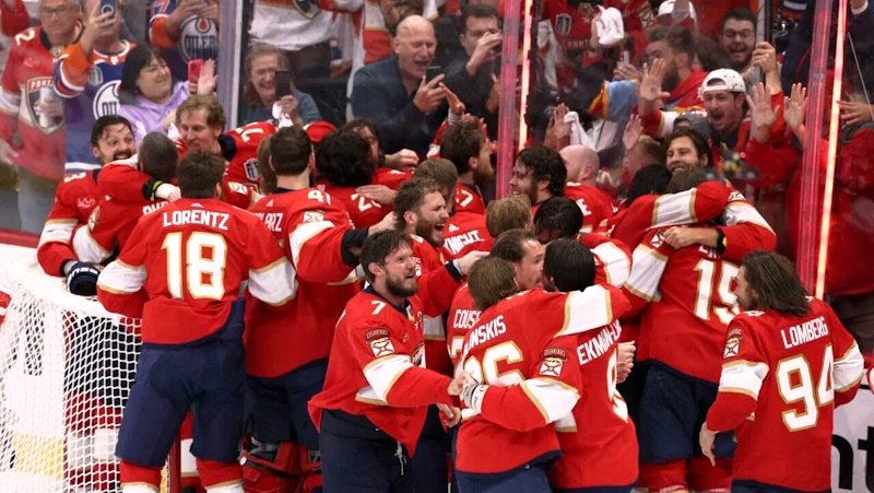 Hokejové šachy o Stanley Cup. Favoritem je opět Florida, kterou chce zastavit McDavid i Nečas