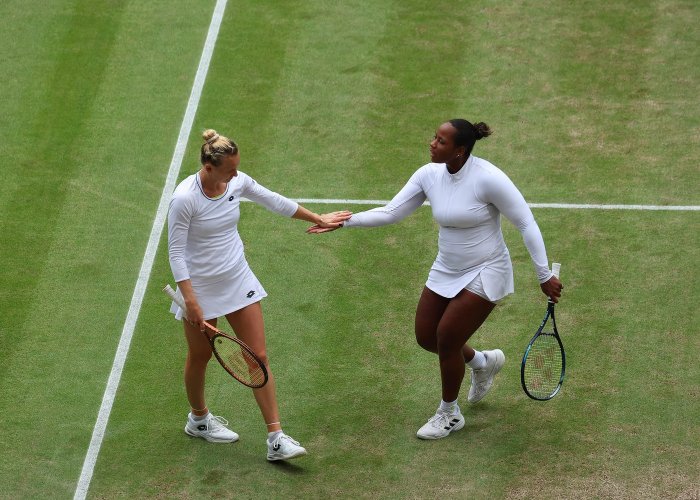 Česko slaví podruhé! Po Krejčíkové ovládla Wimbledon Kateřina Siniaková s parťačkou