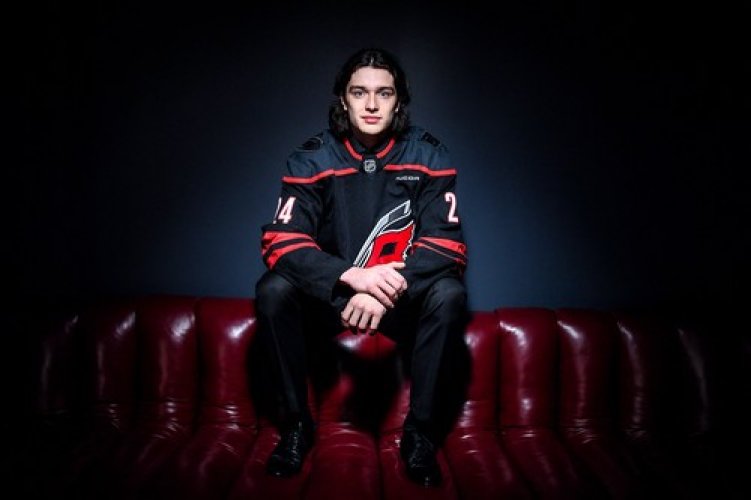 Další Čech v NHL. Carolina ve druhém kole draftu získala zadáka Malmö