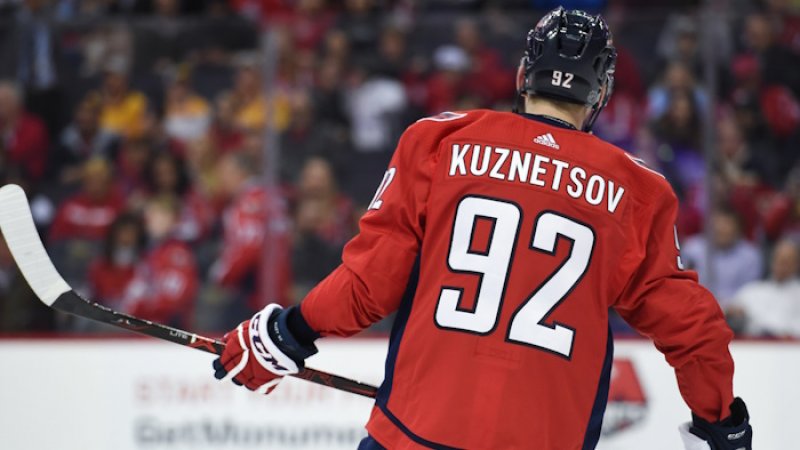 Kuzněcov chce zpět do NHL. Na stole má deset nabídek, testovat se však nenechá