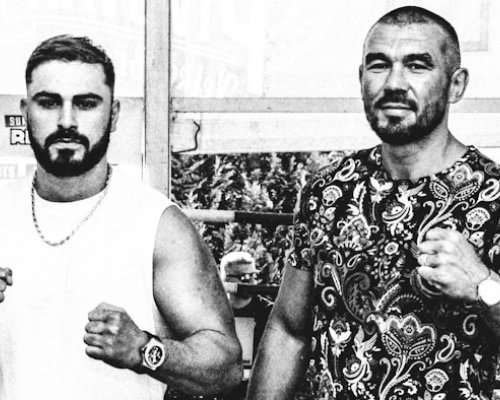Je to jedna z posledních bitev, hlásí legendární Pejsar před titulovou řežbou. Na kartě ho doplní Bytyqi, Kolařík i Růžička