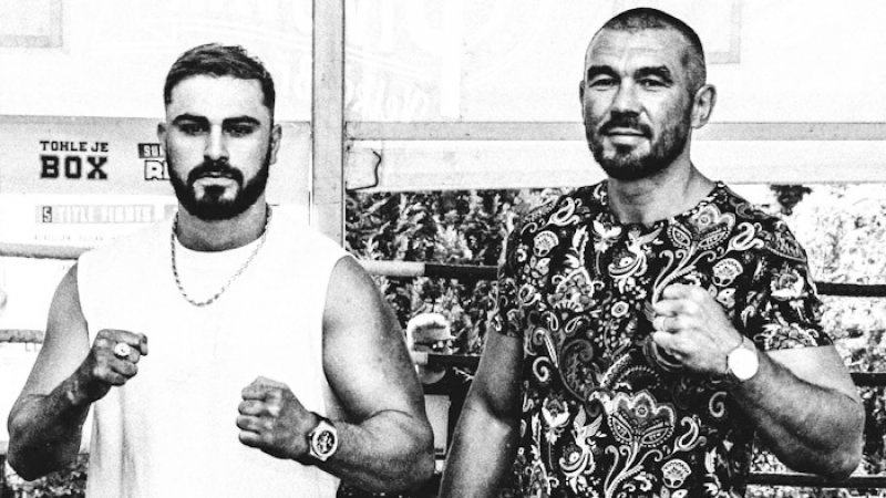 Je to jedna z posledních bitev, hlásí legendární Pejsar před titulovou řežbou. Na kartě ho doplní Bytyqi, Kolařík i Růžička