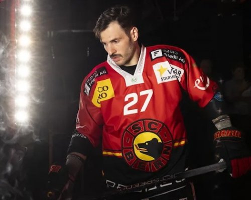 Majitel jednoho z nejtvrdších příklepů se vrací za oceán. Naději na návrat do NHL dávají Frkovi v Calgary Flames