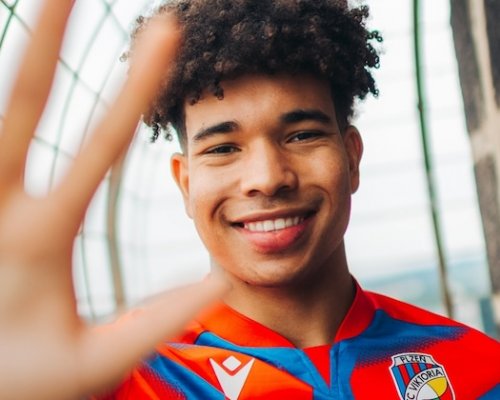 Kabongo? Na křídle se nedostával do hry, jako střední útočník je ale obrovsky silný, orientuje se ve vápně a dokáže se bít, libují si v Plzni