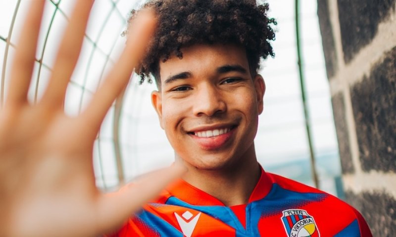 Kabongo? Na křídle se nedostával do hry, jako střední útočník je ale obrovsky silný, orientuje se ve vápně a dokáže se bít, libují si v Plzni