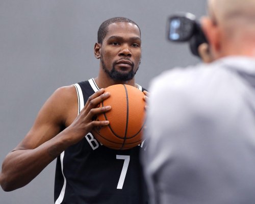 Kevin Durant se zotavuje a zůstává na olympijské soupisce týmu USA