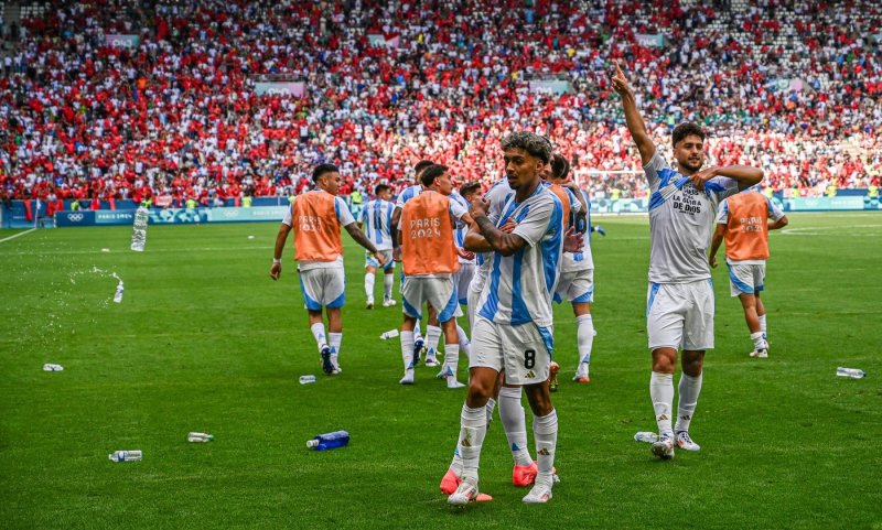 Neuvěřitelné momenty hned v úvodní den olympijských her. Gól Argentiny odvolán více než hodinu po konečném hvizdu, tři minuty se dohrávaly bez diváků