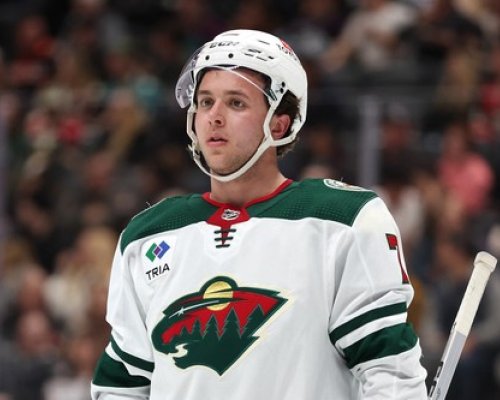Lukrativní smlouva pro druhého nejlepšího nováčka NHL. Jaké jsou další události na poli přestupů?