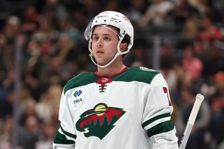 Lukrativní smlouva pro druhého nejlepšího nováčka NHL. Jaké jsou další události na poli přestupů?