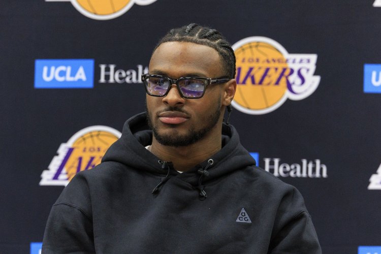 Protekce? Hloupý vtip, LeBronův syn si to zasloužil, brání se šéf Lakers