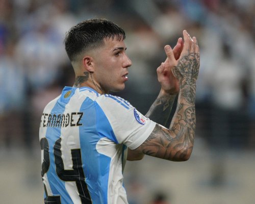 Enzo Fernandez se omlouvá spoluhráčům po rasistické kauze a přispěje na charitu