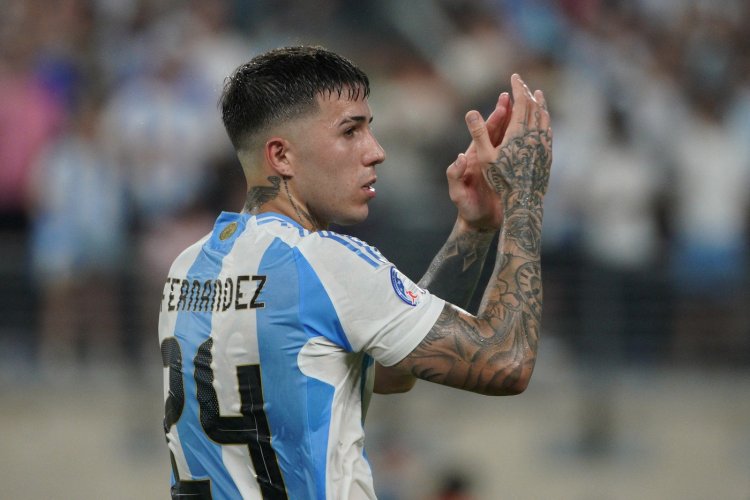Enzo Fernandez se omlouvá spoluhráčům po rasistické kauze a přispěje na charitu