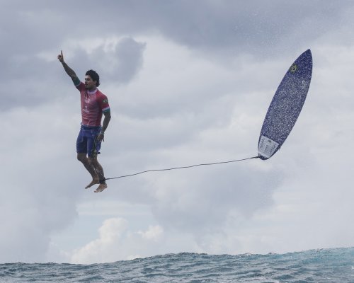 Dechberoucí fotografie surfaře Gabriela Mediny z olympijských Her 2024