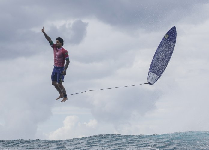 Dechberoucí fotografie surfaře Gabriela Mediny z olympijských Her 2024