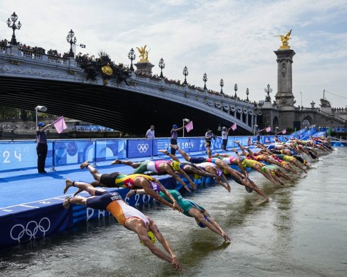 Olympijští triatlonisté plavali v řece Seině po obavách o kvalitu vody