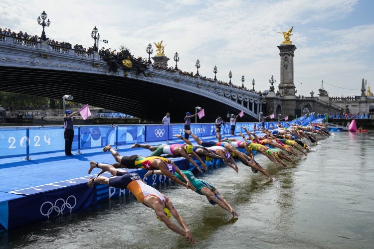 Olympijští triatlonisté plavali v řece Seině po obavách o kvalitu vody