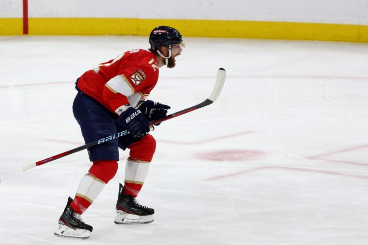 Novinky z NHL: Staal ukončil hráčskou kariéru, Hurricanes vyvěsí číslo kanadského centra ke stropu haly