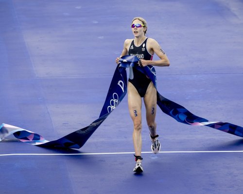 OH Paříž 2024: Triatlonisté se dočkali! Cassandre Beaugrandová vyhrála velkolepé individuální zlato